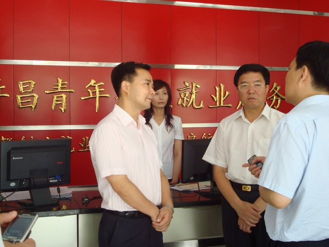 团省委书记何雄、市委书记毛万春莅临青创中心调研