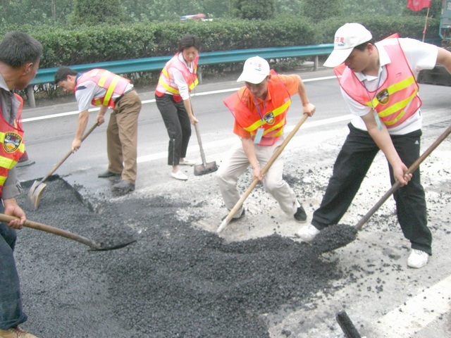 公司总部党员到工地一线参加劳动