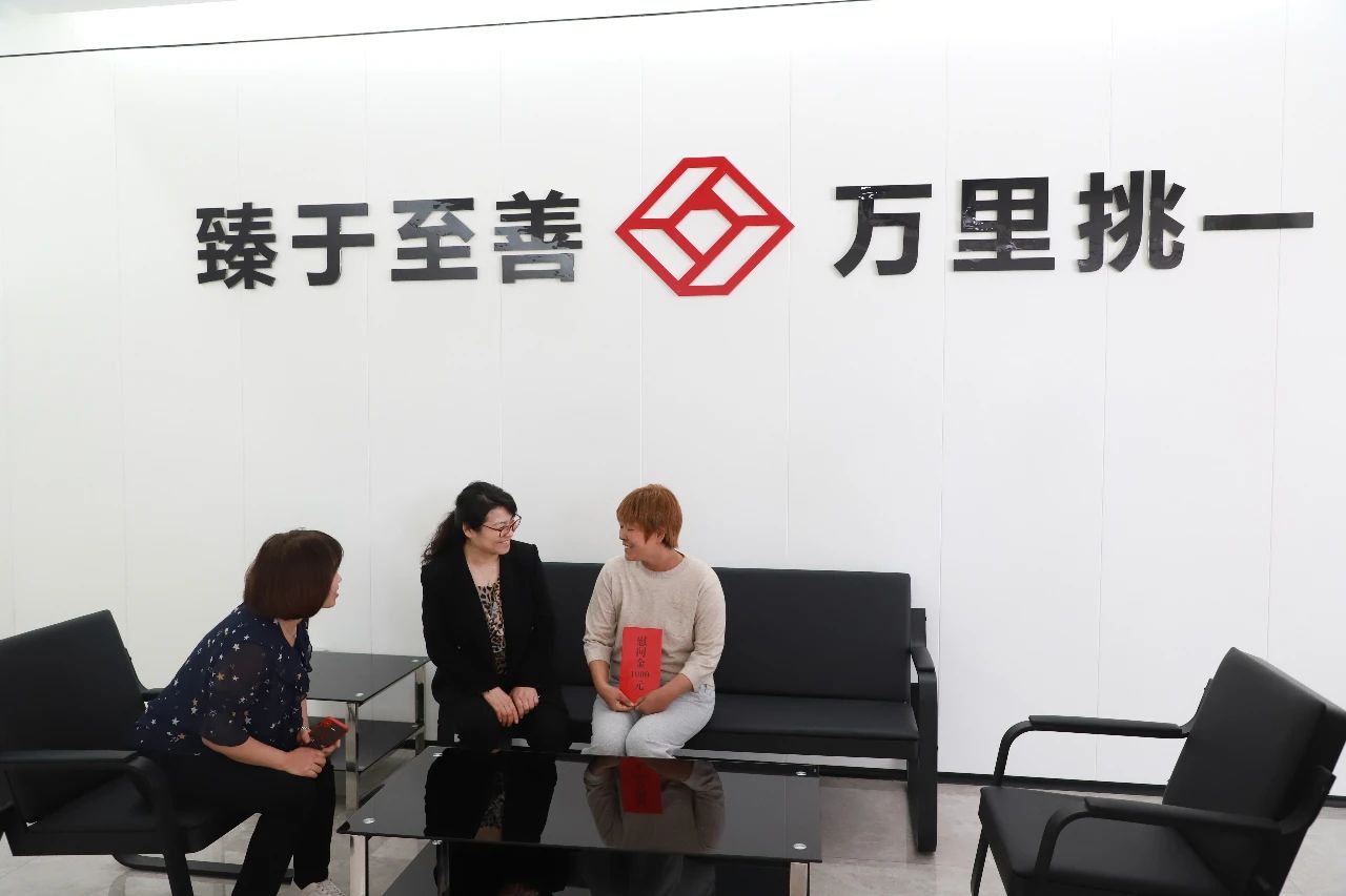 【情暖一夏】魏都区总工会彭主席一行看望慰问万里交科一线女职工