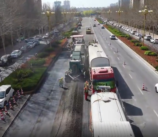 路面再生列车9米宽幅一次成型，在许昌魏文路路面再生项目，德通再创路面再生行业最新纪录！