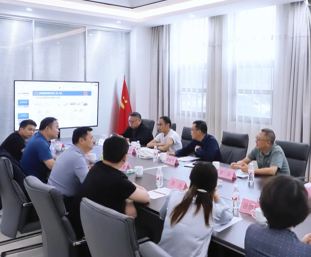 5月25日，我国知名的路面工程专家、东南大学黄晓明教授，与江西交投技术顾问许兵等江西省高速公路养护专家领导一行莅临许昌调研，充分肯定德通路面再生列车开发和工程应用效果，建议深入挖掘工程质量提升和保障机理及工艺流程优化固化，积累更多的数据进一步总结提升，推动和引领国家路面再生行业技术进步。