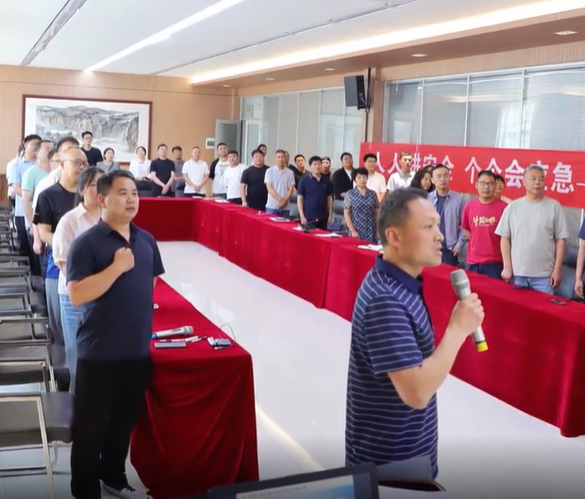 5月26日下午，万里交科举行以“人人讲安全 个个会应急——查找身边安全隐患”为主题的2025年“安全生产月”启动仪式，开展安全技能培训，组织安全宣誓签字，深入贯彻风险防范管控，严格落实隐患排查治理，多措并举全力筑牢安全防线！