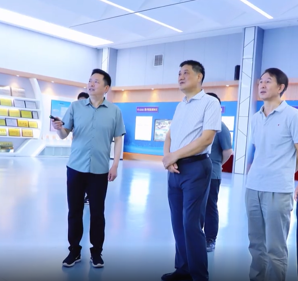 海南省公路学会理事长刘闯一行莅临万里交科智能制造产业园考察指导，河南省公路学会理事长朱理平等领导陪同。