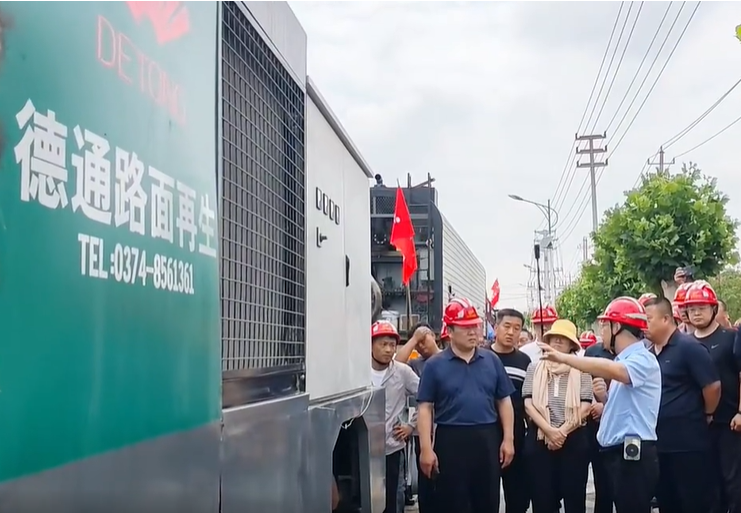 山东济南举办“农村公路泡沫/乳化沥青就地再生技术现场观摩会”，与会领导嘉宾现场观摩德通再生列车施工路段，并在山东大厦·清照酒店进行技术交流座谈