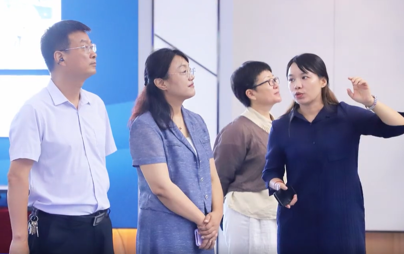 许昌市委网信办联合许昌市新联会共同开展“赢商莲城 许君以昌”主题宣传活动，市委网信办副主任康蕊、市委统战部副部长赵静等领导与环球网、河南日报、大象新闻、大河报、许昌日报等媒体记者共同莅临万里交科智能制造产业园，采访报道德通路面再生列车及路面再生产业互联网平台等创新成果。