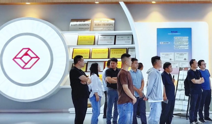 “微工路”团队莅临万里交科智能制造产业园参观考察德通路面再生列车及路面再生产业互联网平台等创新成果。