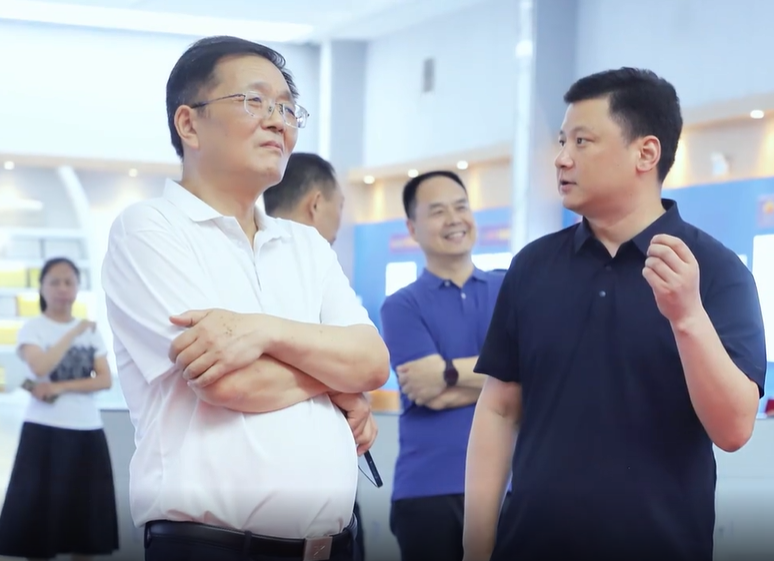 河南省政协常委、省政协委员联络委员会副主任韩斌率省政协调研组莅临万里交科智能制造产业园考察调研。