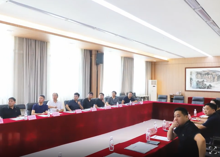 洛阳市伊川县交通事业发展中心与洛阳城市建设勘察设计院专家领导莅临万里交科智能制造产业园，考察德通路面再生列车与成套技术工艺。
