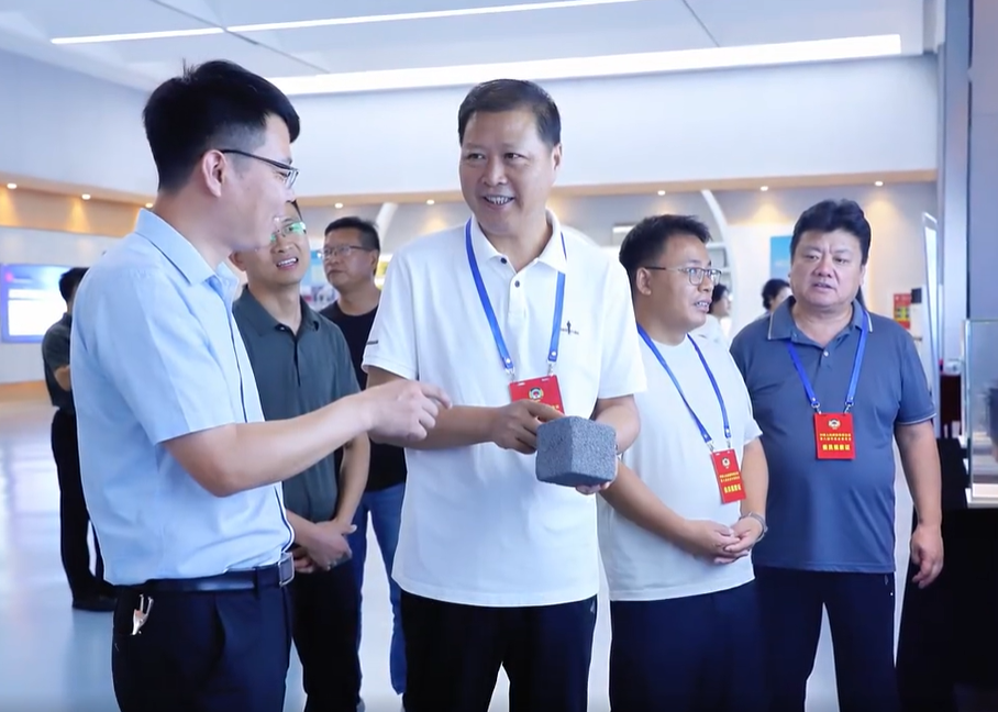 许昌市政协副主席赵文一行莅临万里交科智能制造产业园考察调研德通路面再生列车及路面再生产业互联网平台等创新成果。