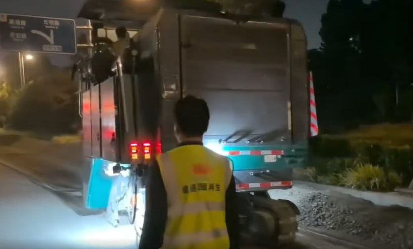 安阳文明大道再生项目今天连夜铣刨施工，德通再生技术团队在阴雨天气来临前抢进度保工期