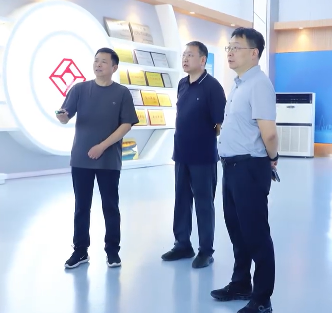 中交养护集团专家考察安阳文明大道路面再生作业现场，以及许昌已经通车的许都路、魏文路、建安大道、帝豪路和许继大道等再生路面，欢迎全国各地专家领导莅临德通路面再生列车作业现场指导交流。
