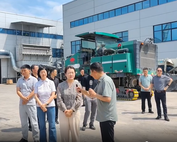 河南省交通运输厅科技处陈芳处长带队莅临许昌，调研德通路面再生列车研发和应用成果，厅建设技术中心、省交通投资集团许昌分公司、许昌绕城高速公路公司等主要负责同志陪同调研。